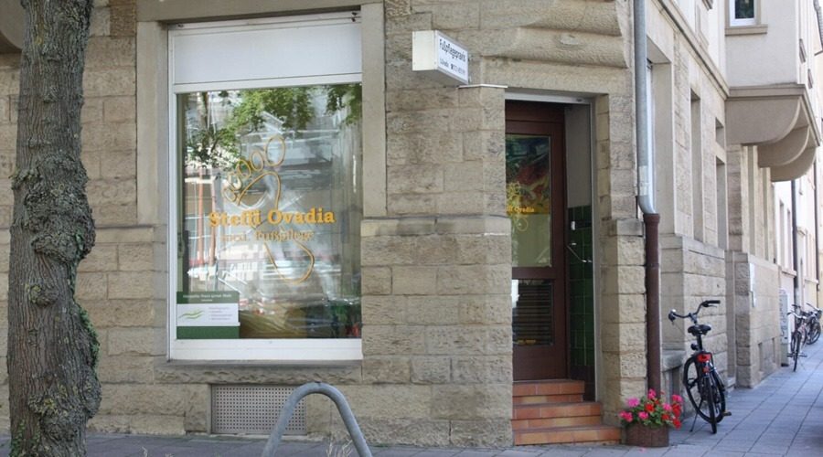 Der Eingang der Praxis in einem Sandsteingebäude an der Straßenecke